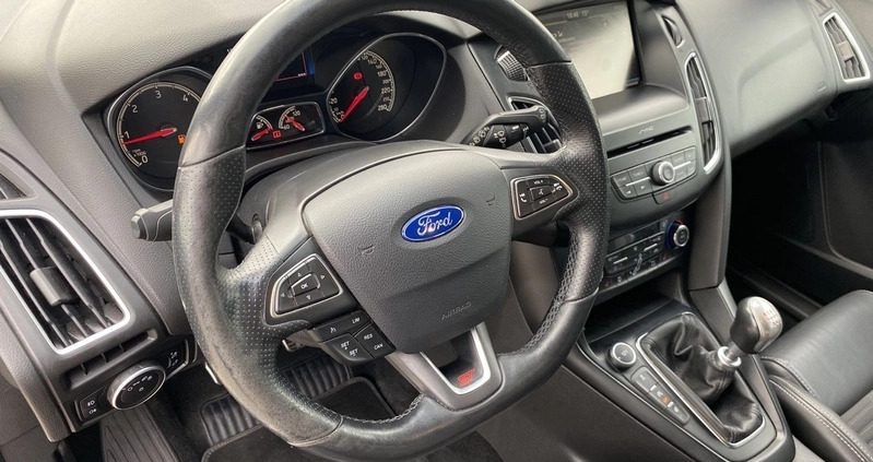 Ford Focus cena 56300 przebieg: 218000, rok produkcji 2015 z Szprotawa małe 497